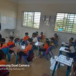 Kinder lernen im Klassenraum
