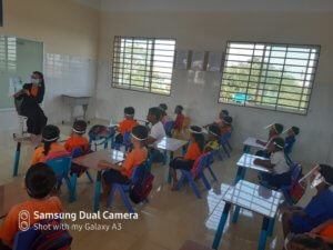 Kinder lernen im Klassenraum